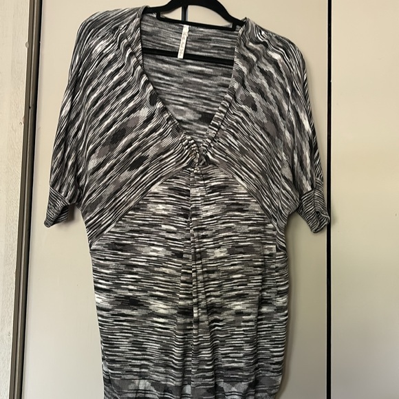 LEO & NICOLE SWEATER - Picture 2 of 6